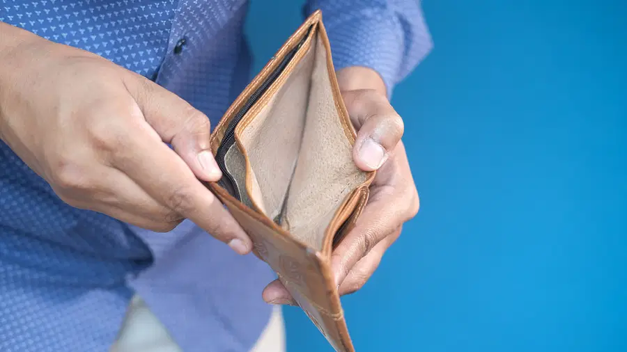 মাস শেষে হাতে টাকা থাকে না? যে ১০টি অভ্যাসে সমস্যার সমাধান পেতে পারেন মাস শেষে হাত ফাঁকা, এই অভিজ্ঞতা অনেকেরই। বর্তমান বাজার পরিস্থিতিতে অনেক সময় এর থেকে মুক্তির উপায় বের করা ভীষণ কষ্টসাধ্য। তবে কিছু অভ‍্যাস বা নিয়ম আছে, যা আপনাকে এমন পরিস্থিতি মোকাবিলায় সাহায্য করতে পারে…