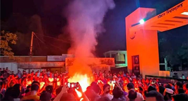 মধ্যরাতে উত্তাল চবি, ভিসির বাসভবনে ভাংচুর, ক্যাম্পাসে আগুন