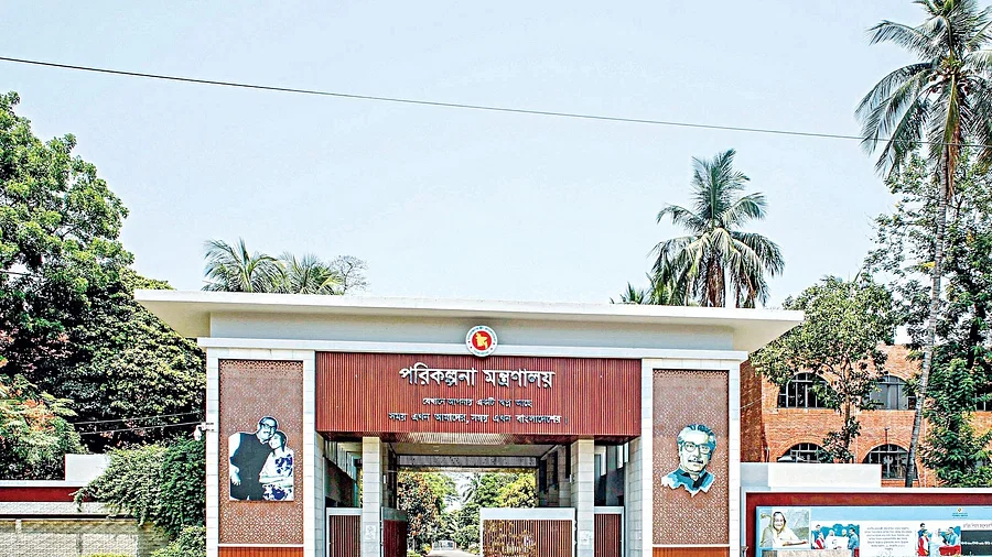 মোবাইলে কথা বলা ও খুদে বার্তা পাঠানোর বরাদ্দই পৌনে চার কোটি টাকা — ক্লাউড সার্ভার কেনার জন্য বরাদ্দ করা হয় ১২ কোটি টাকা। — জনপ্রতি আপ্যায়ন খরচ ধরা হয়েছে ৯৫০ টাকা। — ‘অন্যান্য মনিহারি সামগ্রী’ কেনার খরচ ধরা হয় সোয়া ৯ কোটি টাকা।