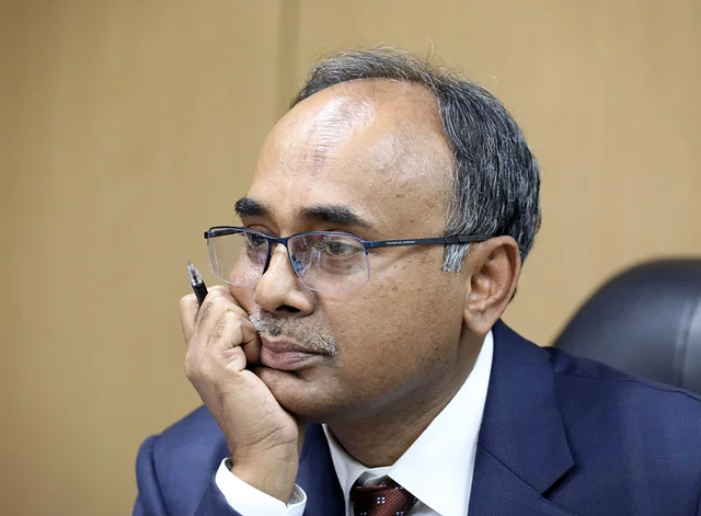 বাংলাদেশে মূল্যস্ফীতি নিয়ন্ত্রণের দায়িত্ব কার, কে করবে ব্যর্থতার জবাবদিহি গড় মূল্যস্ফীতি এখন ৯ শতাংশ হলেও যাঁদের আয় সীমিত, তাঁদের কাছে মূল্যস্ফীতির হার হবে দ্বিগুণেরও বেশি। অথচ সরকারের প্রতিশ্রুতি ছিল তা ৬ শতাংশের নিচে রাখা হবে। মূল্যস্ফীতি নিয়ন্ত্রণে পুরোপুরি ব্যর্থ হয়েছে সরকার বা বাংলাদেশ ব্যাংক। আর এই ব্যর্থতার দায়ভার সরাসরি কেন্দ্রীয় ব্যাংকের ওপরেই বর্তায়।