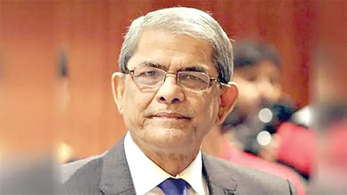 সেলফি বাঁধিয়ে গলায় নিয়ে ঘুরে বেড়ান