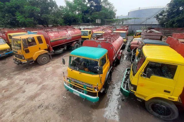 অনির্দিষ্টকালের ধর্মঘটে চার সংগঠন, জ্বালানি তেল পরিবহন ও বিক্রি বন্ধ