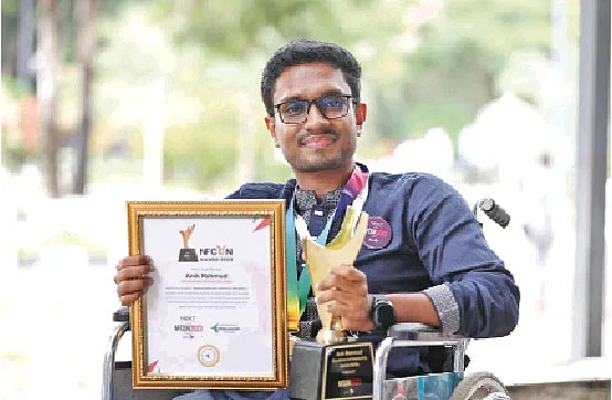 সুখবর দুই পা অচল, তবু সফল ফ্রিল্যান্সিংয়ে জন্ম থেকেই অচল দুই পা। তবু দমে যাননি অনিক। ফ্রিল্যান্সিং করে মাসে আয় করেন দুই লাখ টাকার বেশি।