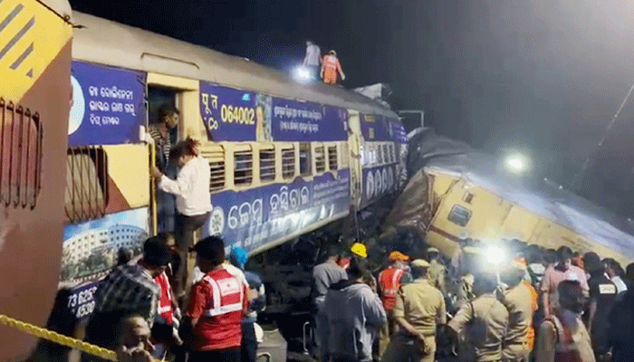 ভারতে দুই ট্রেনের মুখোমুখি সংঘর্ষ, নিহত অন্তত ১৩