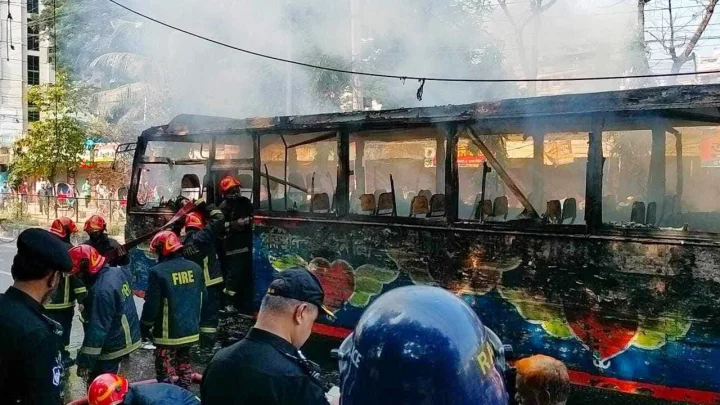 রাজধানীর মোহাম্মদপুর ও তাঁতিবাজারে বাসে আগুন