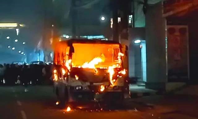 চট্টগ্রামে দাঁড়িয়ে থাকা বাসে আগুন দিল দুর্বৃত্তরা