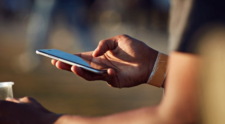 মোবাইল ফোন বিক্রি কমেছে ৩৭ শতাংশ