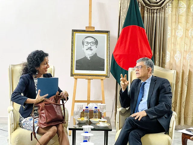 বাংলাদেশের পরিস্থিতির ওপর তিন মাস তীক্ষ্ণ নজর থাকবে যুক্তরাষ্ট্রের, বার্তা দিয়ে গেলেন আফরিন বাংলাদেশে নির্বাচনের আগে জ্যেষ্ঠ কোনো মার্কিন প্রতিনিধির এটাই শেষ সফর হতে পারে।