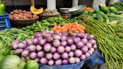 অধিকাংশ সবজির দাম ৮০ টাকার বেশি নিত্যপণ্যের দাম লাগামহীনভাবে বেড়েই চলেছে, নিম্ন ও মধ্যবিত্ত মানুষদের ওপর চাপ বাড়ছে