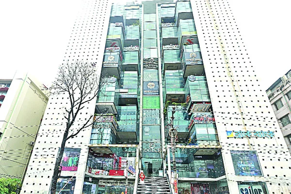 ঢাকা এখন রেস্টুরেন্টের শহর সংখ্যা ৪ লাখ ৮১ হাজার, নগরবাসীর বিনোদনের অন্যতম কেন্দ্রবিন্দু, স্বল্প ও মাঝারি মূলধনে কর্মসংস্থানের সুযোগ থাকায় তরুণরা বিনিয়োগে আগ্রহী