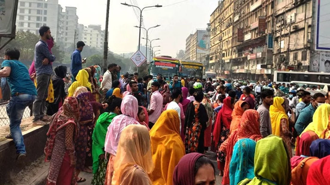 বনানীতে পোশাক শ্রমিকদের সড়ক অবরোধ