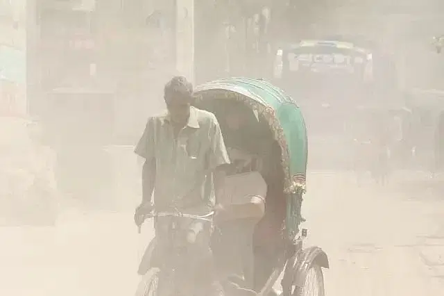 বায়ুদূষণে আজ সকালে শীর্ষে ঢাকা, ঘরের বাইরে গেলে যা মানা দরকার