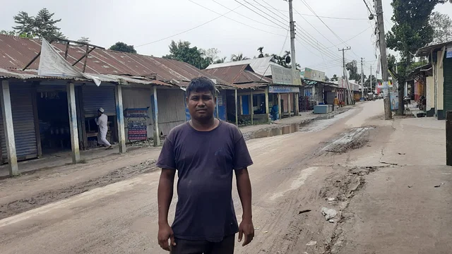 সমাজসেবা অধিদপ্তরের প্রকল্প: ভুয়া পেশাজীবী সাজিয়ে অর্থ আত্মসাৎ  শুধু ভুয়া নাম-ঠিকানা ব্যবহার করে প্রশিক্ষণ নেওয়া ব্যক্তিদের আড়ালে এক বছরে আত্মসাৎ করা হয়েছে ১৫ লাখ টাকার বেশি।   একই সময়ে উপকারভোগীর তালিকায় নাম আছে, কিন্তু প্রশিক্ষণ পাননি, এমন ব্যক্তিদের আড়ালে আত্মসাৎ করা হয়েছে ৮ লাখ টাকার বেশি।