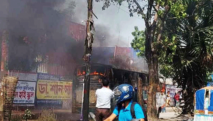 মুগদায় বাসে আগুন