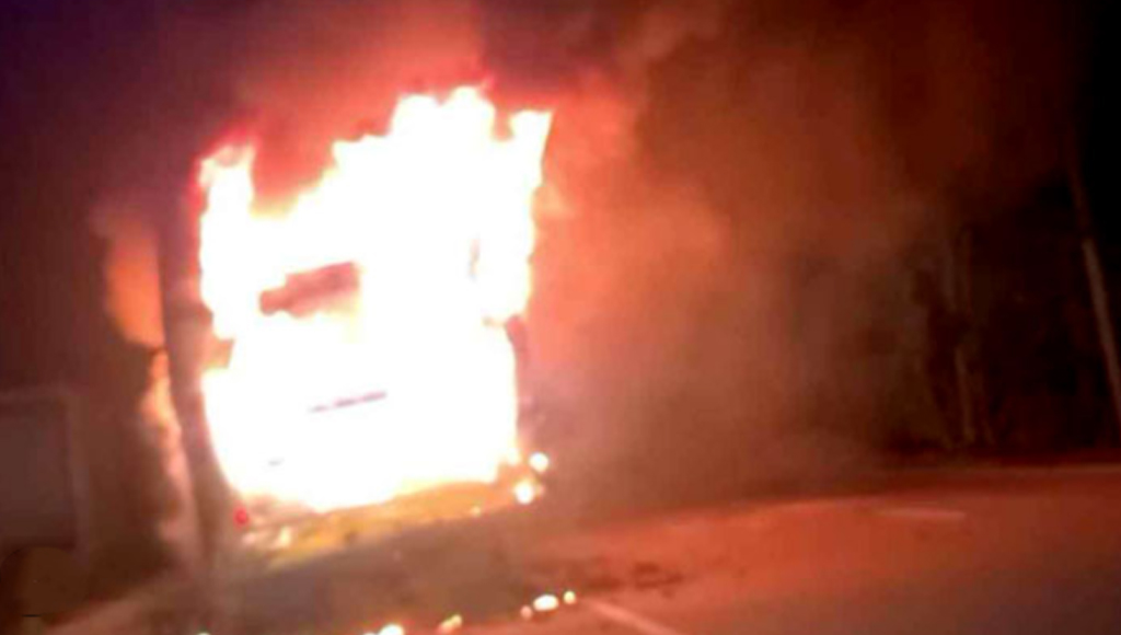 ৪৮ ঘণ্টার অবরোধ শুরু আজ সংঘাতের পথে দেশ  বাসে আগুন