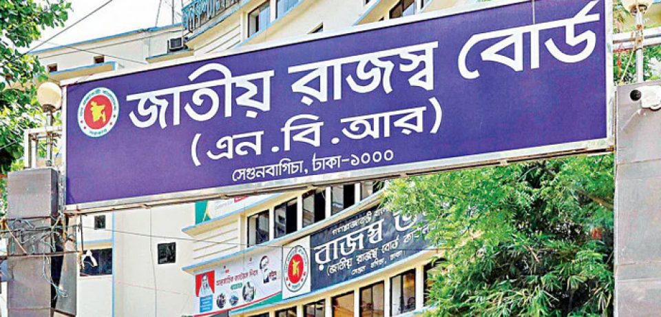 আয়কর রিটার্ন তৈরির যত কলাকৌশল নতুন আয়কর আইনে বার্ষিক আয়-ব্যয়ের হিসাব জানিয়ে রিটার্ন জমা দিতে হবে। পুরোনো ফরমে রিটার্ন জমা দেওয়া যাবে না। এবারের রিটার্নে আয়-ব্যয়ের হিসাবটি অবশ্যই ২০২২ সালের ১ জুলাই থেকে ২০২৩ সালের ৩০ জুন পর্যন্ত হতে হবে।