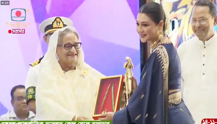 প্রধানমন্ত্রী জাতীয় চলচ্চিত্র পুরস্কার তুলে দিলেন