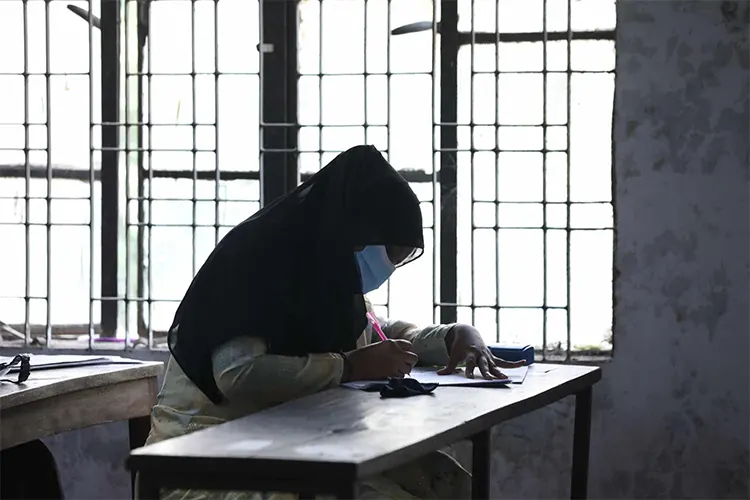 কারামুক্ত হয়ে পরীক্ষা দিচ্ছেন খাদিজা