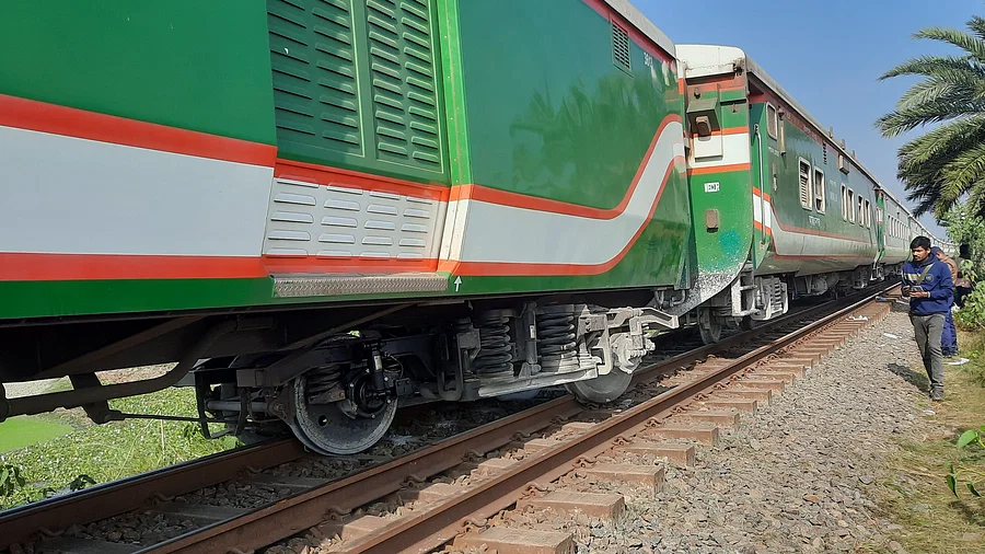 রংপুর এক্সপ্রেসের বগি লাইনচ্যুত ঢাকা-উত্তরবঙ্গ রেল যোগাযোগ বন্ধ