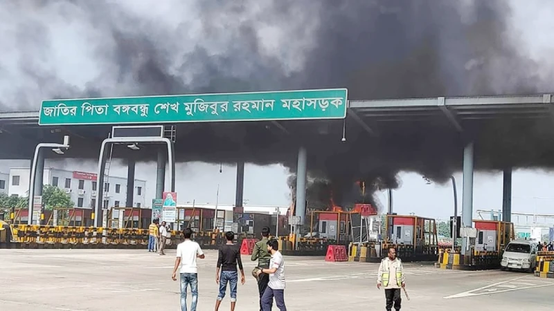 বঙ্গবন্ধু মহাসড়কে বাসে আগুন