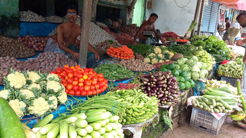 সবজিতে কিছুটা স্বস্তি, চাল আটা ডাল চিনি উচ্চমূল্যে স্থির।