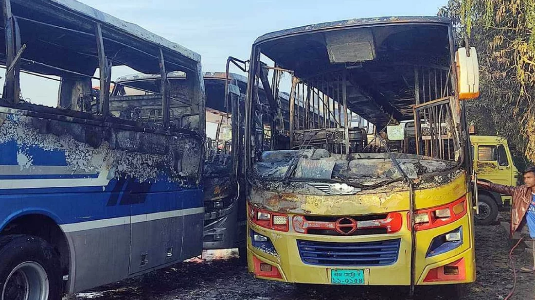 নাটোরে দাঁড়িয়ে থাকা ৩ বাসে আগুন
