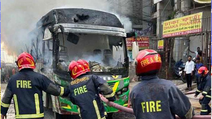 দ্বিতীয় দিন তৃতীয় দফা অবরোধ: রাজধানীর শাহজাদপুরে বাসে আগুন