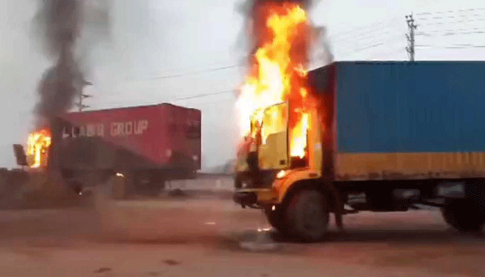 গাজীপুরে দুই কাভার্ড ভ্যানে আগুন