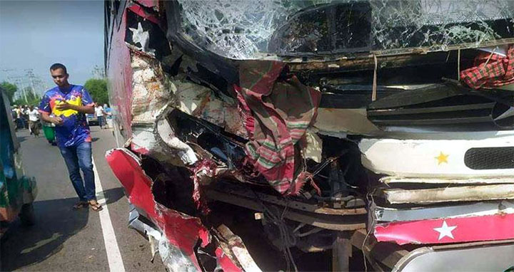 চট্টগ্রামে বাস-অ্যাম্বুলেন্স-অটোরিকশা সংঘর্ষে নিহত ৭