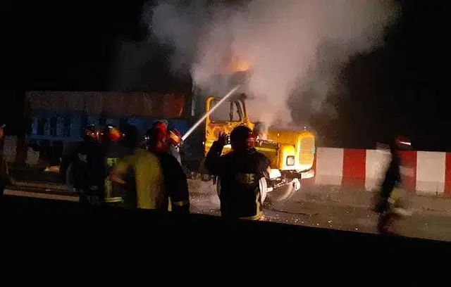 ফেনীতে ঢাকা-চট্টগ্রাম মহাসড়কে ট্রাকে আগুন, গাড়ি ভাঙচুরন।