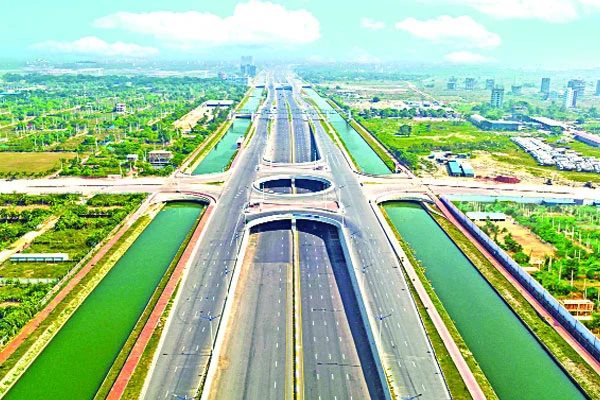 নান্দনিক ৩০০ ফিট সড়ক দেশের প্রথম ১২ লেন সড়ক উদ্বোধন আজ উদ্বোধন করবেন প্রধানমন্ত্রী শেখ হাসিনা, হবে আধুনিক ঢাকার গেটওয়ে, পাশে রয়েছে ১০০ ফিট খাল