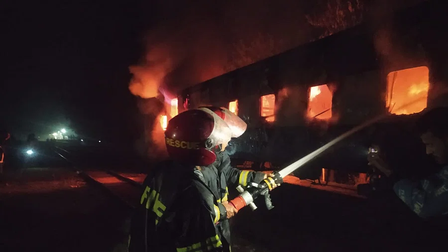 জামালপুরে ট্রেনে আগুন