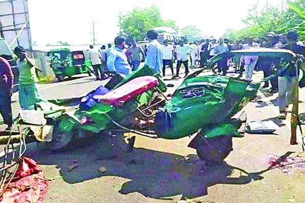 সড়কে ঝরল ১৪ প্রাণ চট্টগ্রামে বাসচাপায় এক পরিবারের ৭, ময়মনসিংহে বাস-পিকআপ সংঘর্ষে ৪ নোয়াখালীতে গাড়িচাপায় নারী, গাইবান্ধায় মোটরসাইকেলের আরোহী ট্রাকচাপায় হেলপার