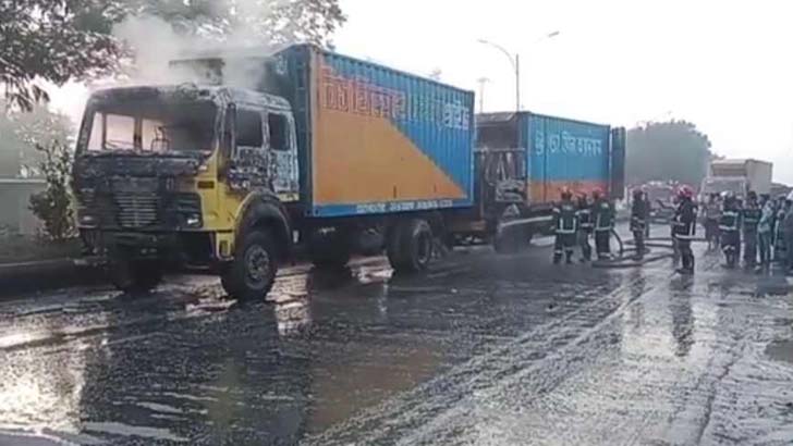 গাজীপুরে ২ কাভার্ডভ্যানে আগুন ।