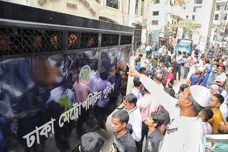 বিএনপির শীর্ষ নেতারা আত্মগোপনে মির্জা ফখরুলসহ বিএনপির ২০ কেন্দ্রীয় নেতা গ্রেপ্তার।  সারা দেশে বিএনপি ও অঙ্গসংগঠনের নেতা ৬ শতাধিক।  ৬ শতাধিক নেতার মধ্যে গ্রেপ্তার ৮৫ জন।  আত্মগোপনে রয়েছেন কমপক্ষে ৩৮৬ জন।