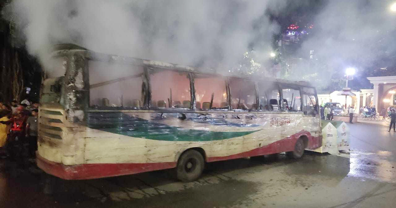 অবরোধের রাতে রাজধানীতে ৪ বাসে আগুন