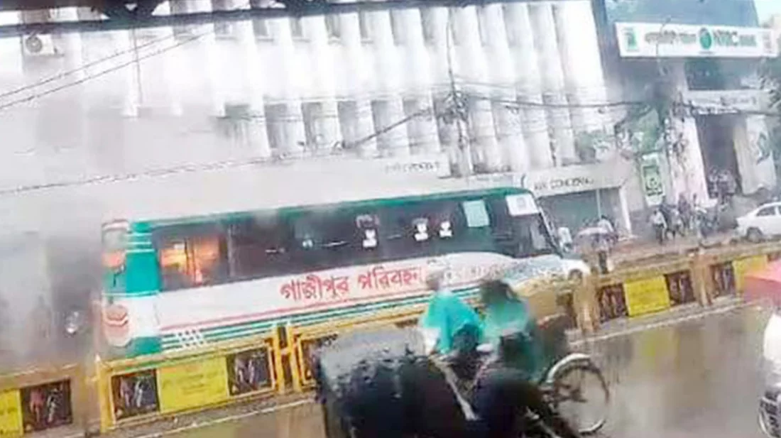 রাজধানীর  মতিঝিলে যাত্রীবাহী বাসে আগুন