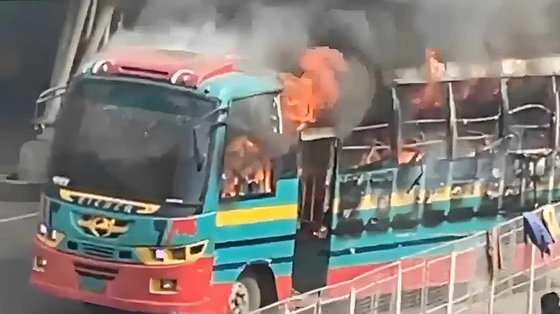 ধানমন্ডিতে বাসে আগুন