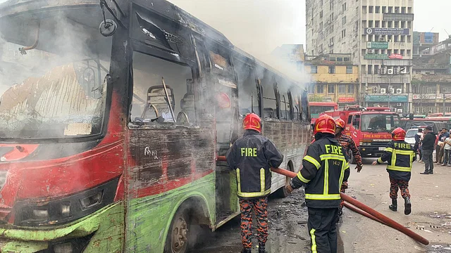 ঢাকায় গুলিস্তানে বাসে আগুন