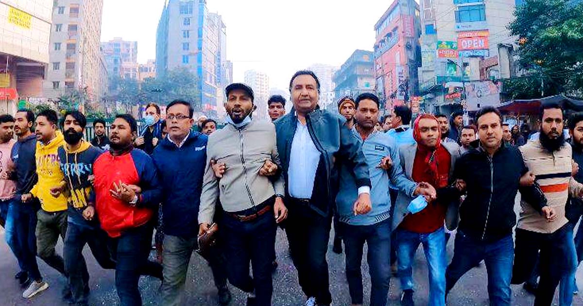 নিষেধাজ্ঞা ভেঙে রাজপথে হাবিব উন নবী সোহেল।