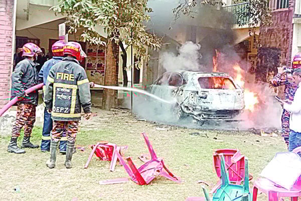 ভোটের পরও ভয়াবহ হিংস্রতা ♦ থামছে না আওয়ামী লীগের স্বতন্ত্র বনাম নৌকা সমর্থকদের লড়াই ♦ সারা দেশে নিহত ১৫ আহত ২ হাজার ২০০, গুলিবিদ্ধ ১০০ ♦ হামলা লুট আগুন ৩৫০ ঘরবাড়ি, ব্যবসাপ্রতিষ্ঠানে ♦ ইসিতে ১০৫১ মামলা, চ্যালেঞ্জে আইন প্রয়োগকারী সংস্থাগুলো