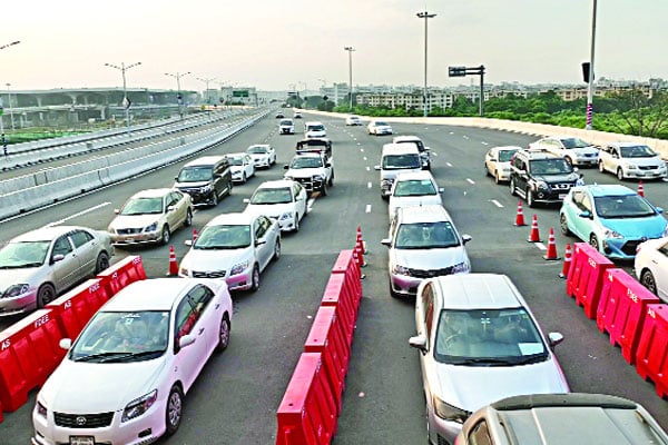 এলিভেটেড এক্সপ্রেসওয়েতে বাড়ছে গাড়ির চাপ শিগগিরই খুলছে এফডিসি র‌্যাম্প। এ বছরই পুরোটা চালুর আশা