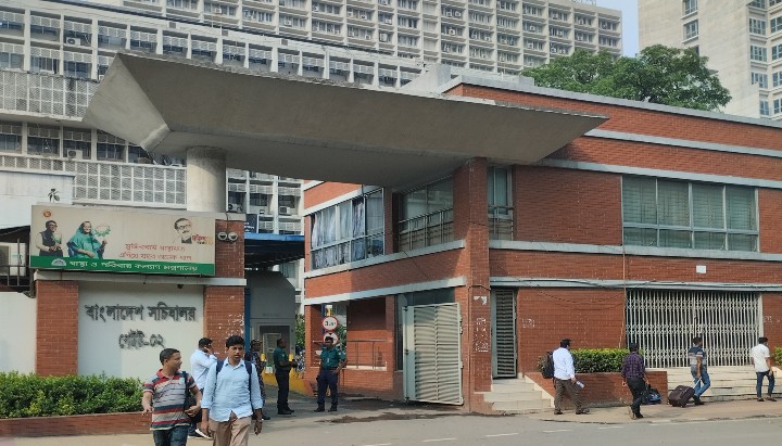 ব্যবসায়ীদের দাপটে ক্ষমতাকেন্দ্রে কোণঠাসা আমলারা