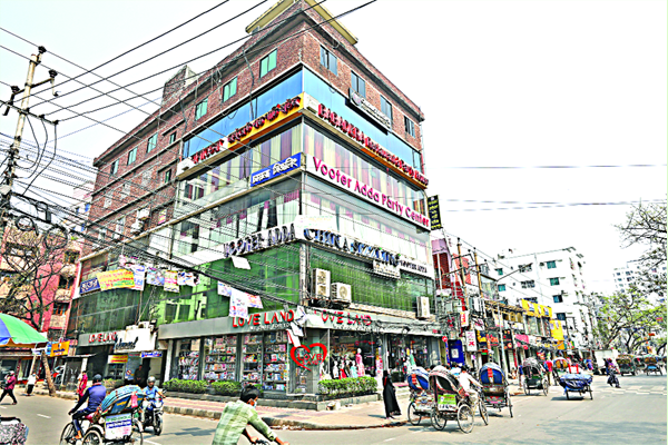 আবাসিক ভবনে অরাজকতা বহুতল ভবনের পুরোটাই রেস্টুরেন্ট, সরু সিঁড়ি, একই ভবনে স্কুল