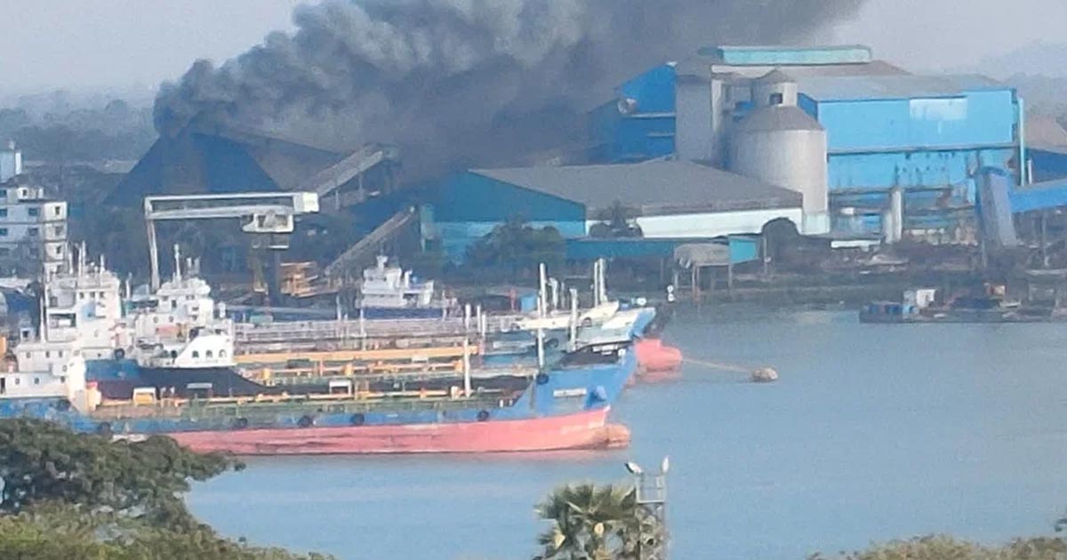 এস আলম সুগার মিলের আগুন এখনো পুরোপুরি নেভে