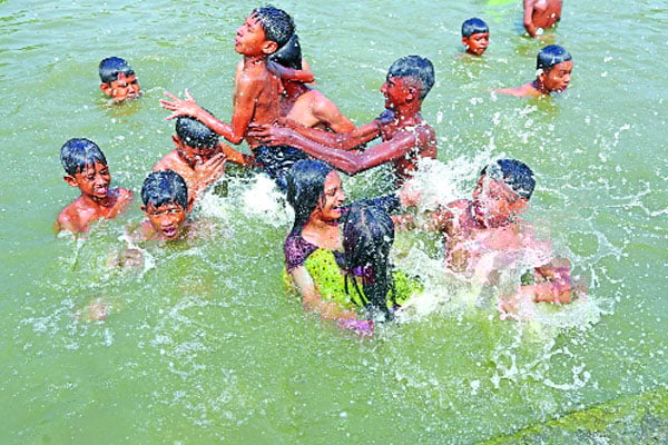 হিট অ্যালার্ট এখনো চলছে দাবদাহের মধ্যে আজ খুলছে সব শিক্ষাপ্রতিষ্ঠান, তাপ কমাতে রাস্তায় পানি ছিটাচ্ছে ডিএনসিসি, রাজধানীর বিভিন্ন সড়কে পানি বিতরণ স্বেচ্ছাসেবীদের, গরমে চারজনের মৃত্যু