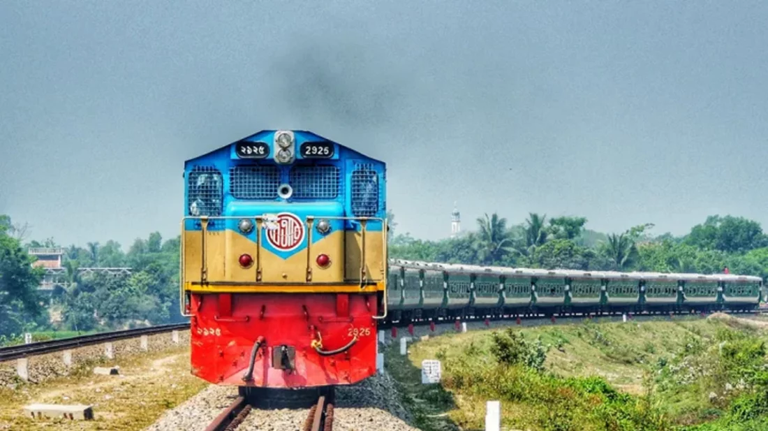 দুই ট্রেনের সংঘর্ষ ২৪ ঘণ্টায়ও শেষ হয়নি উদ্ধারকাজ, শিডিউল বিপর্যয়ে দুর্ভোগে যাত্রীরা