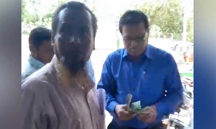 চেয়ারম্যান প্রার্থীর টাকা বিতরণের ভিডিও ভাইরাল