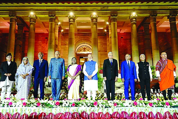 মন্ত্রিসভা ৭২ সদস্যের, মমতার বর্জন, গেলেন কংগ্রেস সভাপতি, উপস্থিত প্রতিবেশী দেশের প্রধানরা শঙ্কা নিয়েই মোদির নতুন যাত্রা