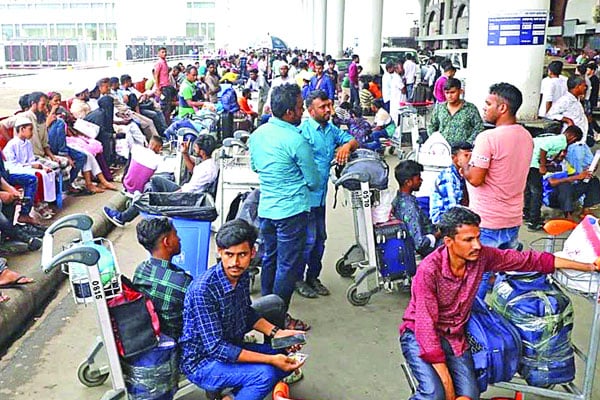 বন্ধ মালয়েশিয়ার শ্রমবাজার বাংলাদেশসহ সোর্স কান্ট্রি ১৪ দেশের জন্যই স্থগিত ♦ শেষ মুহূর্তে বিমানবন্দরে হাজারো কর্মী ♦ ফ্লাইট জটিলতায় যাওয়া হলো না ৩১ হাজারের